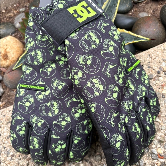 DC Shoes Skull Snow Winter Gloves - Picture 7 of 11